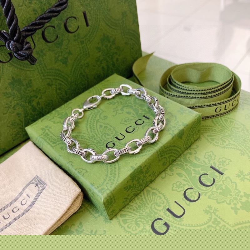 G*u*i bracelets